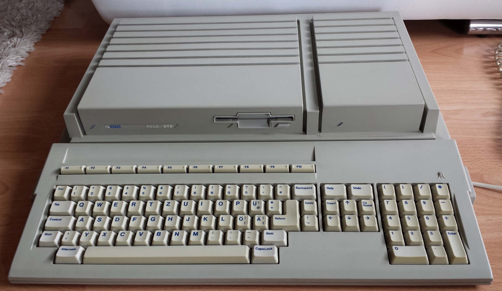 Atari Mega STE hier mit 4MB 40MB HD TOS 2.06