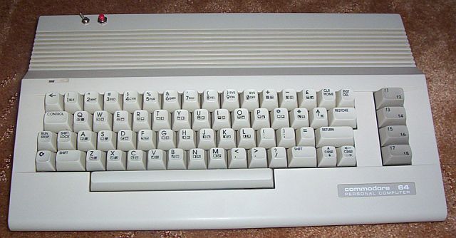 C64 C (Der Flache , hier mit Resettaster und Betriebssystemumschalter)